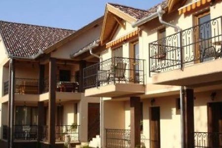 Mediterran Apartman Es Vendeghaz Hajdúszoboszló Dış mekan fotoğraf