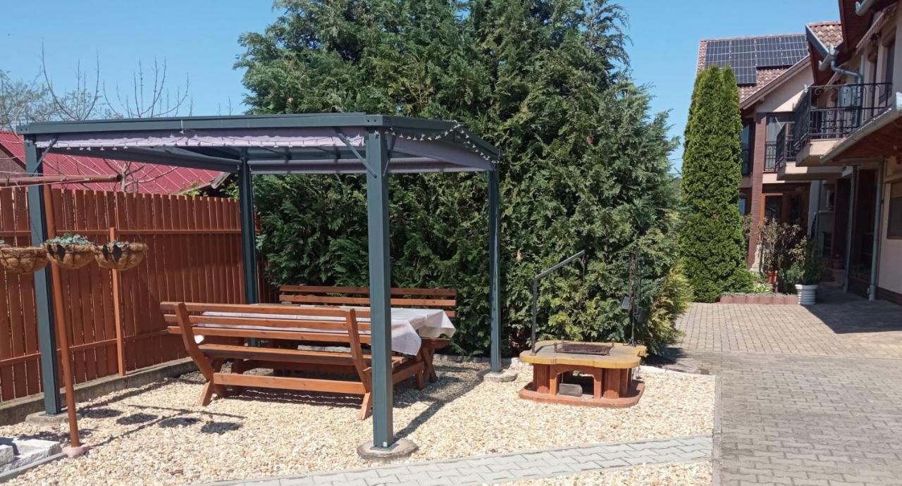 Mediterran Apartman Es Vendeghaz Hajdúszoboszló Dış mekan fotoğraf